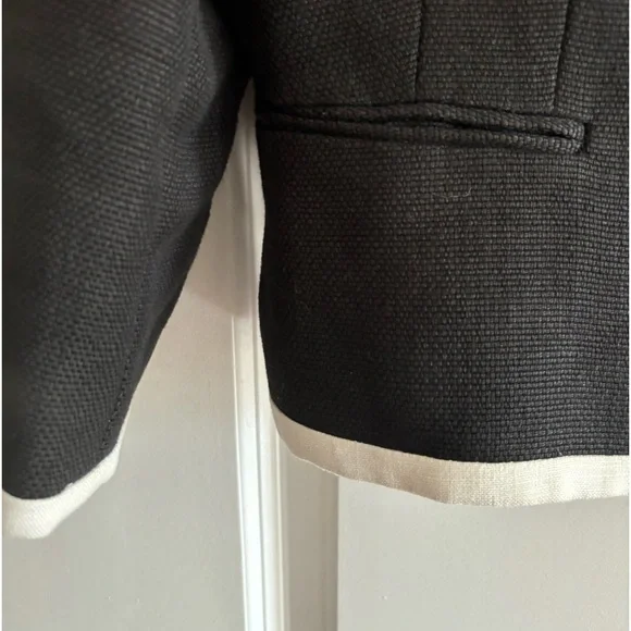 Linen Ralph Lauren Blazer, size 6. - Picture 2 of 5